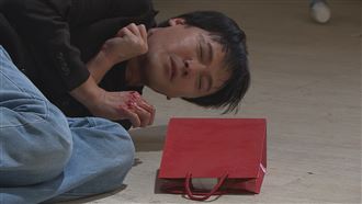 黃文星毒癮發作「身體起反應」痛苦跪地