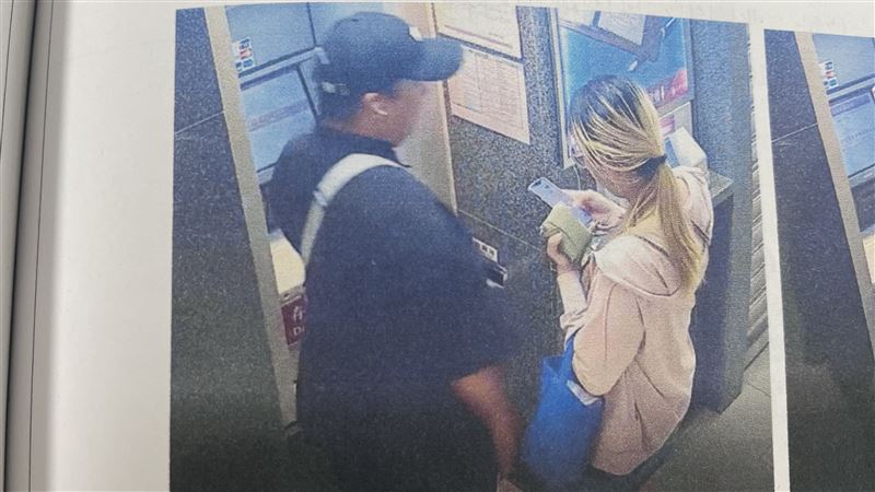 黃姓男子及莊姓女友在提款機前領走贓款的畫面被監視器拍下。（圖／翻攝畫面）