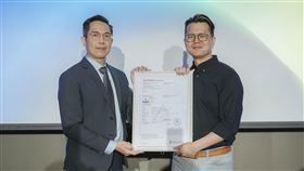 Simmpo 品牌創辦人許展榕代表接受台灣德國萊因董事總經理頒發 90% BLR認證，成為全球首家獲此殊榮的品牌，MIT 研發實力獲得國際最高肯定！（圖／業者提供）