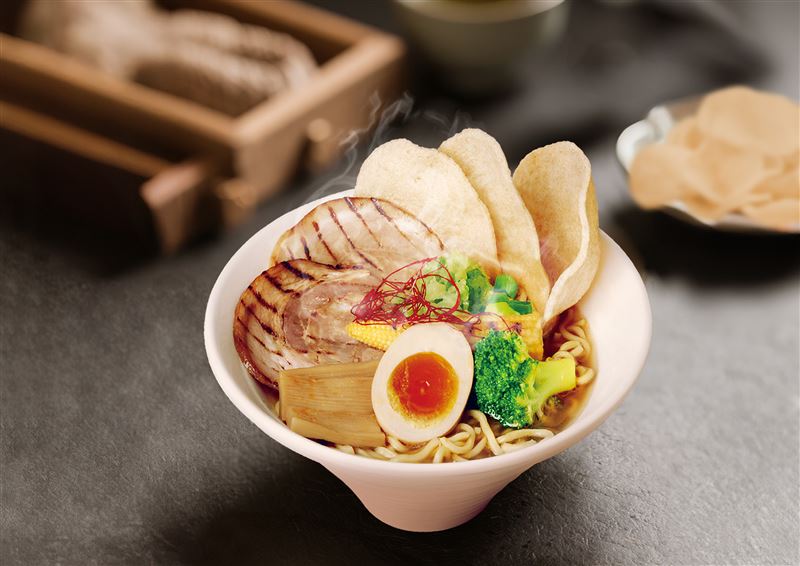 麵匡匡全新推出「金甘蝦 味噌拉麵」，濃厚蝦湯搭配蝦餅，蝦味十足。(圖／麵匡匡提供)