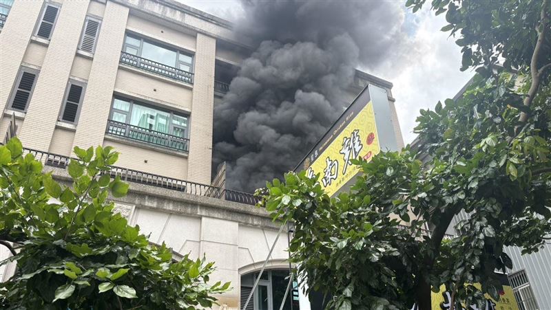 新竹市一間4.9星的海南雞飯3樓儲藏室發生火警。（圖／翻攝畫面）