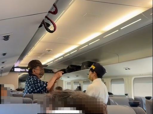 LV男對列車長大小聲，脫序行徑遭網友撻伐。（圖／翻攝自Thread @yunnnn.20）