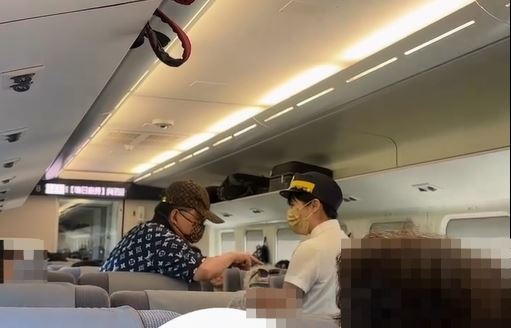 LV男在車上講電話太大聲遭制止，當場暴氣怒嗆列車長。（圖／翻攝自Thread @yunnnn.20）