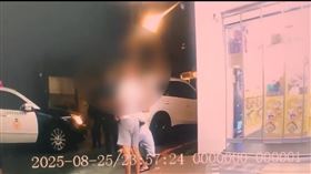 看起來相當威風的8名男子，卻不惜為了1萬元罰單在街頭扭打，行為相當荒唐。（圖／翻攝畫面）