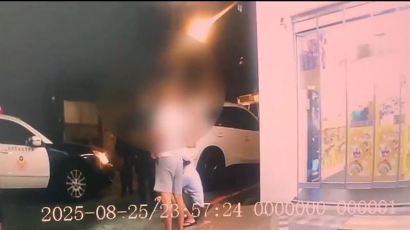 看起相威的8名男子，不惜了1元在街扭打，行相荒唐。（／翻面）
