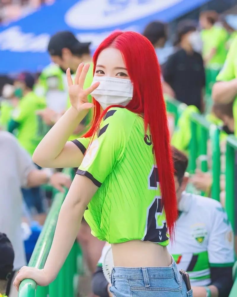 事上李多慧去在援期就曾染一大色。（／翻自IG@le_dahye）