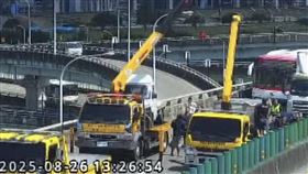 小貨車行經台64時翻覆。（圖／翻攝自國道即時影像）