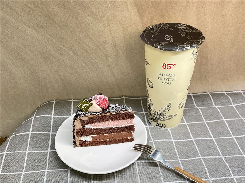 85℃推出七夕套餐，指定套餐搭配指定飲品只要99元。(圖／85℃提供）
