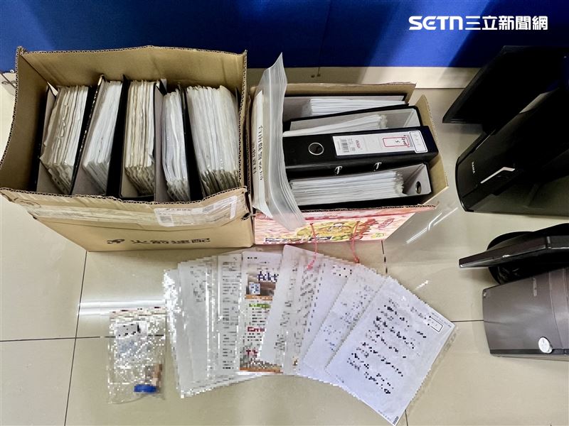 警方在資產公司中搜出抵押印章、文件資料。（圖／翻攝畫面）