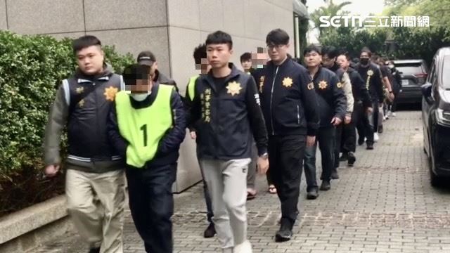 警方一共帶回20人。（圖／翻攝畫面）