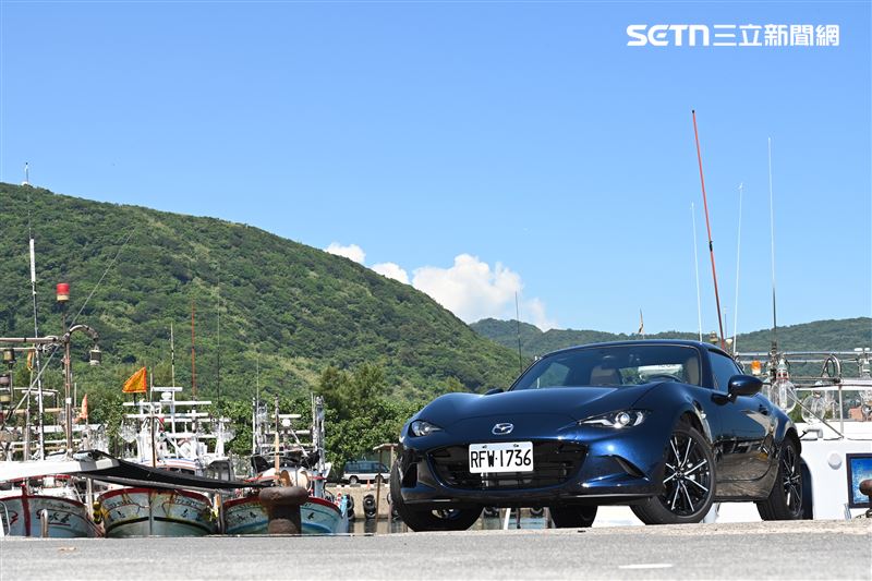 馬自達MX-5 RF硬頂敞篷跑車。（記者鍾釗榛攝影）
