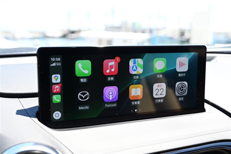 全新8.8吋中央顯示幕，搭配USB Type-C介面支援有線的Apple CarPlay和 Android Auto。（記者鍾釗榛攝影）