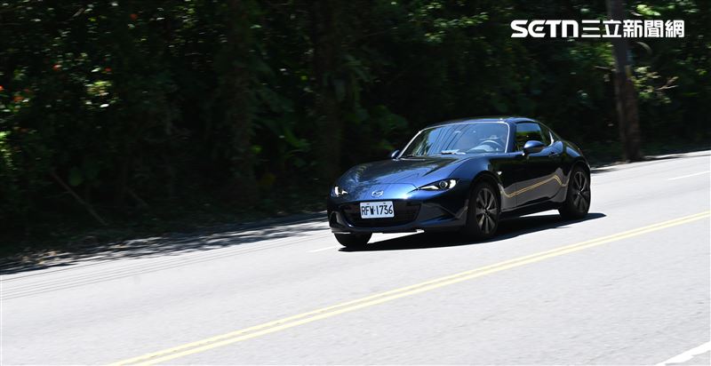 50：50完美車重比例與輕盈的車重，展現車輛的操空優勢。（記者鍾釗榛攝影）