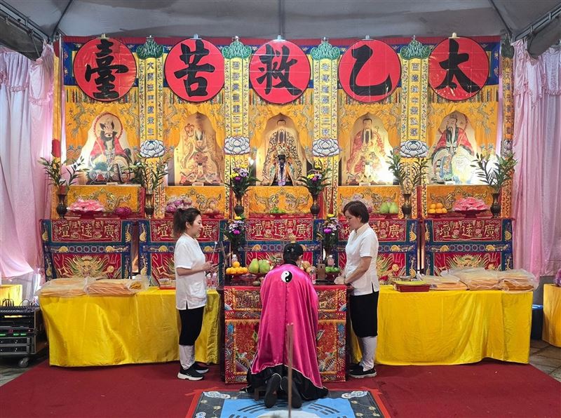 不再是你家的人！鬼月「辭祖普渡」正流行，離婚走法律程序之外，看不見的與夫家祖先牽連也要斷。（圖／台北府城隍廟提供）