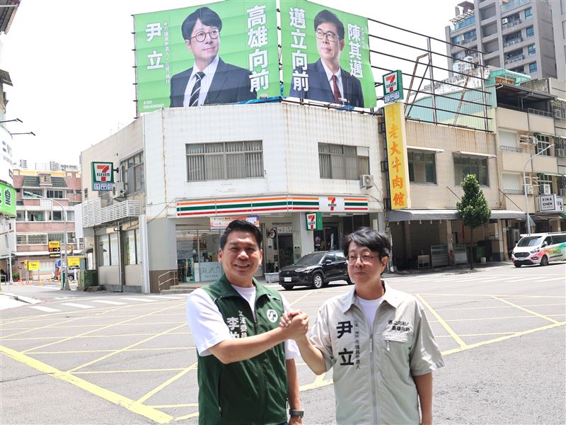 前高雄文化局長、罷韓四君子之一的尹立宣布參選高雄市左營、楠梓區議員，獲在地立委李柏毅支持。（圖／李柏毅國會辦公室提供）