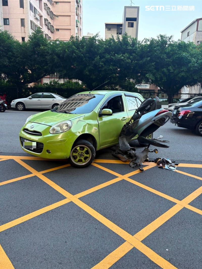 台中發生離奇車禍，轎車迴轉碰撞機車，形成詭異「倒插奇景」。（圖／翻攝畫面）