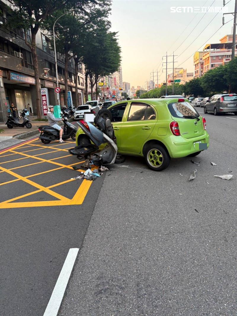 台中發生離奇車禍，轎車迴轉碰撞機車，形成詭異「倒插奇景」。（圖／翻攝畫面）