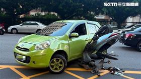 離奇,倒插,車禍,台中,西屯,迴轉,機車（圖／翻攝畫面）