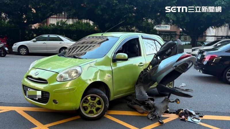台中發生離奇車禍，轎車迴轉碰撞機車，形成詭異「倒插奇景」。（圖／翻攝畫面）