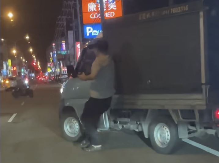 羅男開車離開時，梁男還衝上前抓著車輛。（圖／翻攝自臉書 愛秀水說秀水）
