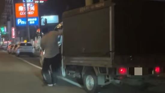 羅男強調，開車離開時打錯檔位導致車輛後退，絕無故意倒車衝撞之意（圖／翻攝自臉書 愛秀水說秀水）
