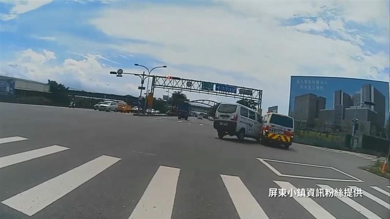 廂型車發現救護車要經過路口時，已來不及煞停當場撞上。（圖／屏東小鎮資訊提供）