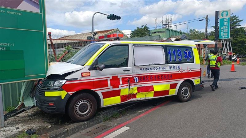 這起車禍造成消防役男、隨車員警受傷，所幸都沒有大礙。（圖／翻攝畫面）