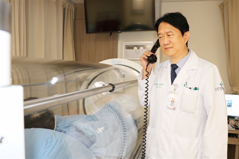 單側耳朵若突然聽不見，恐是「突發性耳聾」。耳鼻喉科醫師提醒，7天內是黃金治療期，延誤恐致永久聽損。（圖／聯新國際醫院提供）