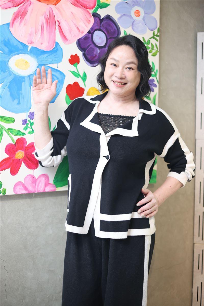 本身具有芳療師、頌缽音療及健康管理師等證照。（圖／記者鄭孟晃攝影）