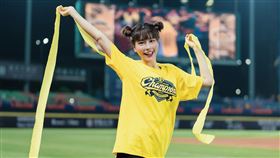 峮峮兼顧啦啦隊跟主持工作。（圖／翻攝自臉書）