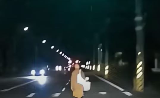 一名出家人闖紅燈，嚇壞駕駛急閃。（圖／翻攝自爆料公社）