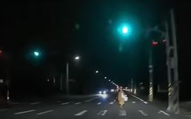 一名出家人闖紅燈，嚇壞駕駛急閃。（圖／翻攝自爆料公社） 