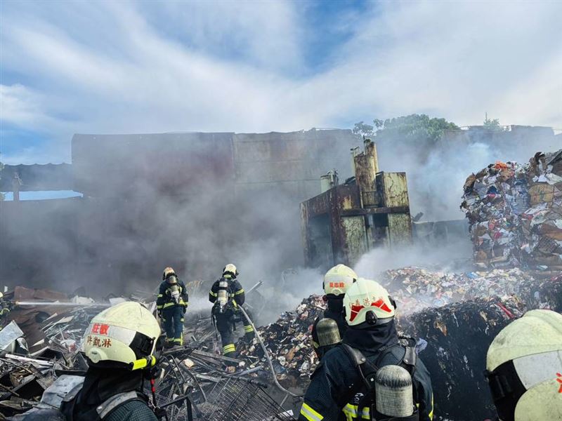 台北松山區撫遠街附近，一處資源回收廠不明原因起火。（圖／翻攝畫面）