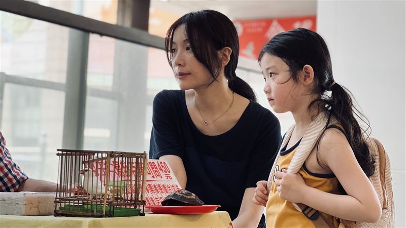 蔡淑臻（左）與葉子綺在《左撇子女孩》中是有著血緣關係卻關係疏離的母女。（圖／光年映畫提供）