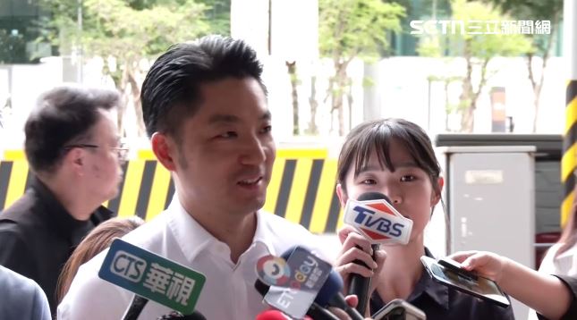 蔣萬安被堵訪問是否加入勸進盧秀燕，並未正面回應。（圖／翻攝畫面）