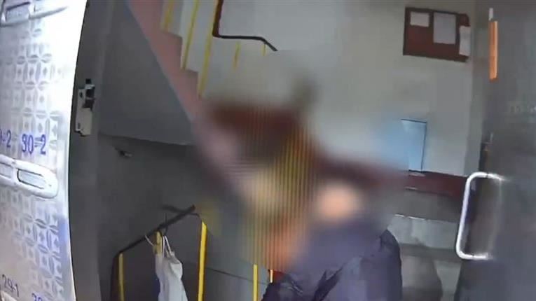 王男身中多刀往公寓一樓逃命，警方立即將他送醫還是宣告不治。（圖／翻攝畫面）