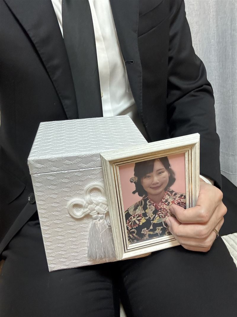 堀內美香社群Ｘ一男子貼出骨灰罈與遺照，隨後貼出死亡證明。（圖／翻攝自Ｘ）