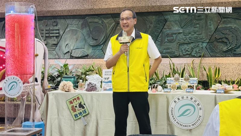 農業部水產試驗所長張錦宜分享水試所全台首創海門冬量產技術，可望大幅減少牛羊甲烷排放。（圖／記者柯美儀攝影）