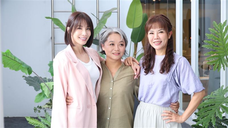 王嫚萱與吳怡臻、洪喻蕎出席大愛劇《日日好時光》記者會。（圖／記者鄭孟晃攝影）