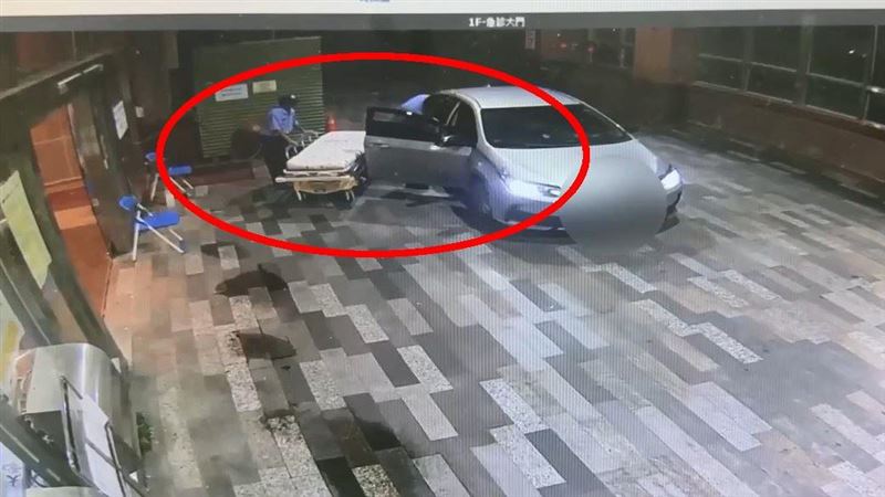 葉男被砍成重傷，被黃男載往醫院丟包。（圖／翻攝畫面）