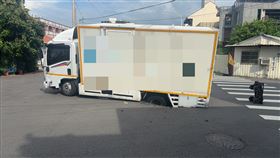 快訊／台中清水驚見天坑！貨車後輪深陷坑洞中　巡邏警路過急交管