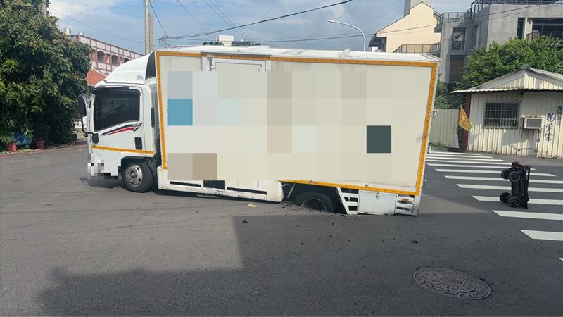 新/台中清水驚見天坑!貨車輪深陷坑洞中