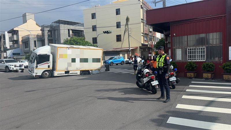 貨車行經路口時路面突然凹陷，後輪深陷坑洞中。（圖／翻攝畫面）