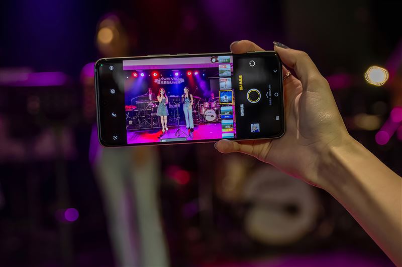 vivo V60全新搭載舞台濾鏡，能精準鎖定人物，拍出專業舞台大片