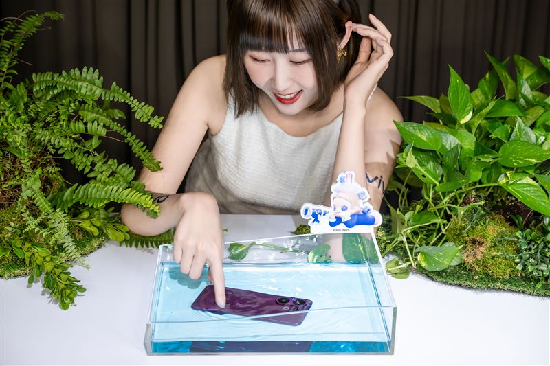 vivo V60支援IP68&amp;IP69防塵防水功能，從生活日常或假日海邊探索，都能滿足各種多種情境使用