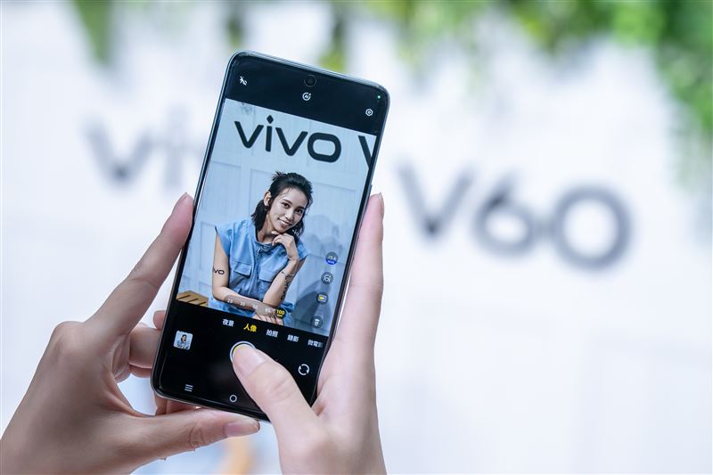 vivo V60搭載蔡司超級長焦鏡頭，支援85mm與100mm專業焦段，無論遠距或特寫皆能捕捉清晰細膩的人像大片