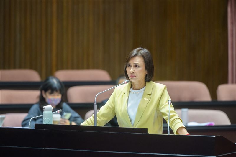 民進黨立委邱議瑩質詢時，針對五大訴求向行政院提出建議。（圖／邱議瑩辦公室提供）