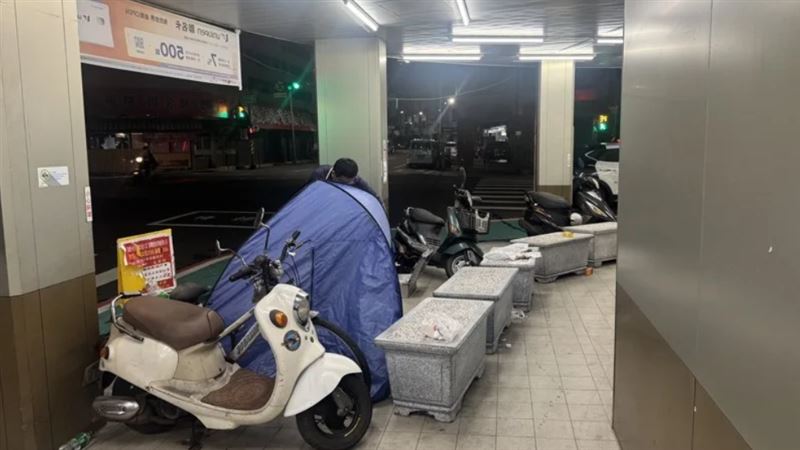 李男意外在超商外猝死，也揭開了他從警期間的暖心事蹟，讓人相當不捨。（圖／翻攝畫面）