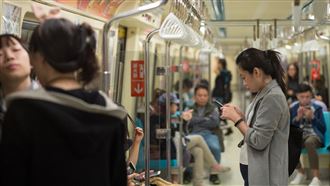 捷運驚見「神秘黨」！黨規僅1條　網笑翻