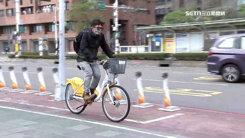 因為沒有騎在腳踏車道被開單，民眾表示，北市的自行車道設計配套不足，充滿罰單陷阱